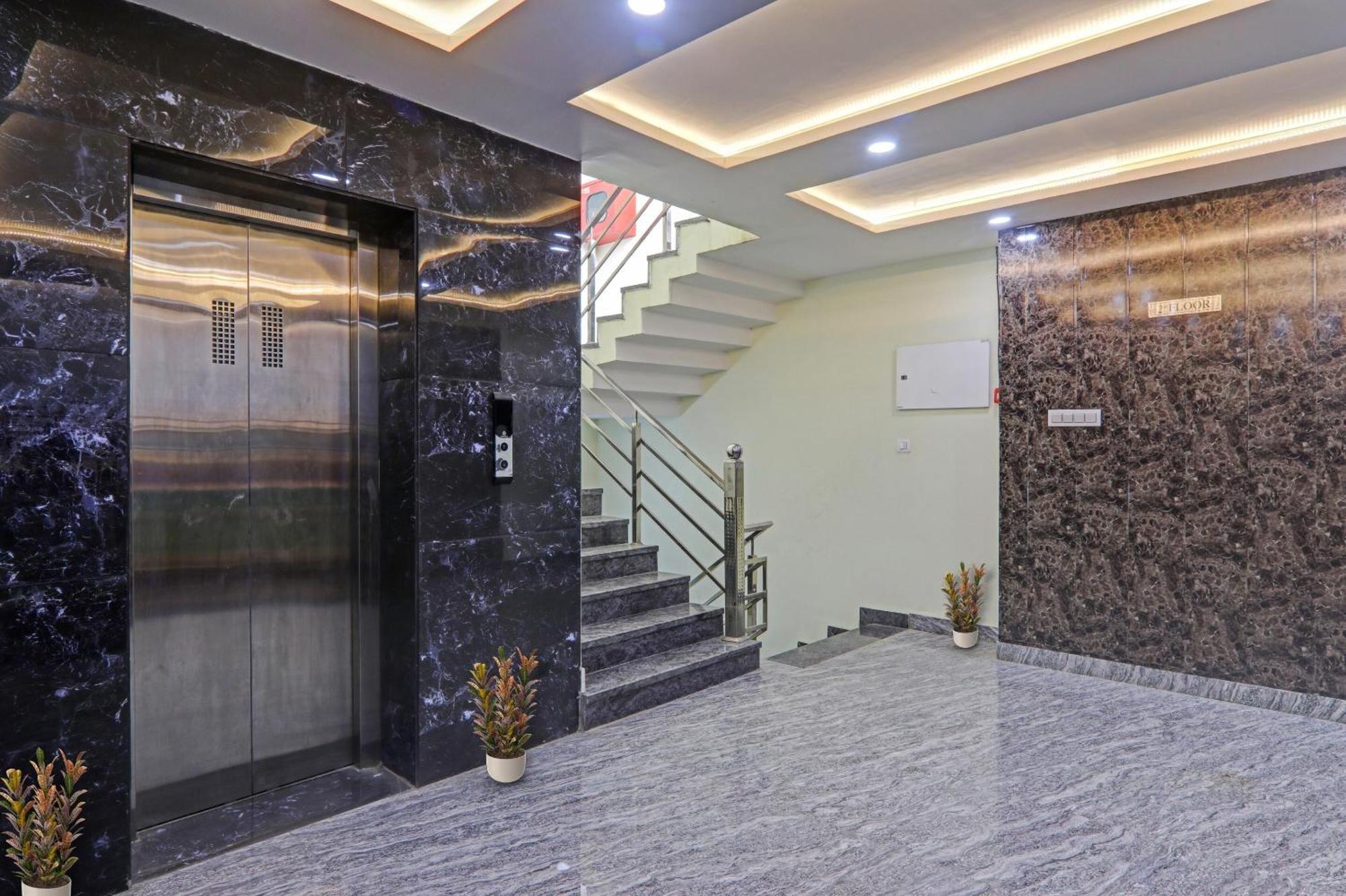 Collection O Srg Hotel Chinhat Exterior photo